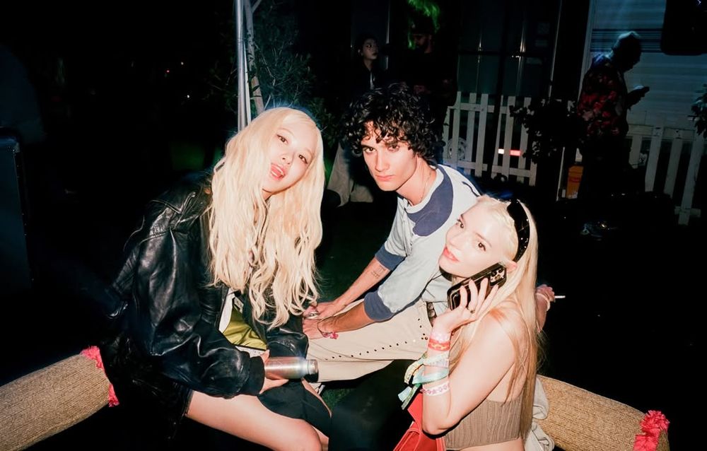 Rosé的Coachella穿搭從不讓人失望！不費力「肉式穿搭」同款T恤、墨鏡找到了！同框好友都是大咖？！-10