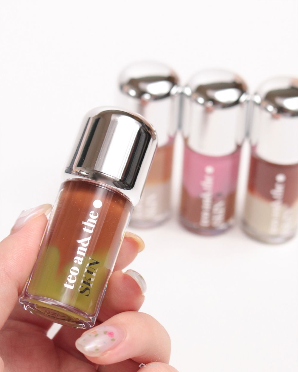 韓女默默風靡「杜拜巧克力拿鐵唇蜜」！開心果綠x咖啡雙層設計，居然是知性復古暖棕，一抹撫平唇紋，號稱雙唇專用的冰咖啡！-5