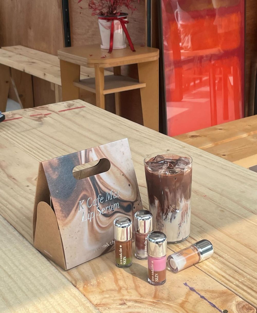 韓女默默風靡「杜拜巧克力拿鐵唇蜜」！開心果綠x咖啡雙層設計，居然是知性復古暖棕，一抹撫平唇紋，號稱雙唇專用的冰咖啡！-12