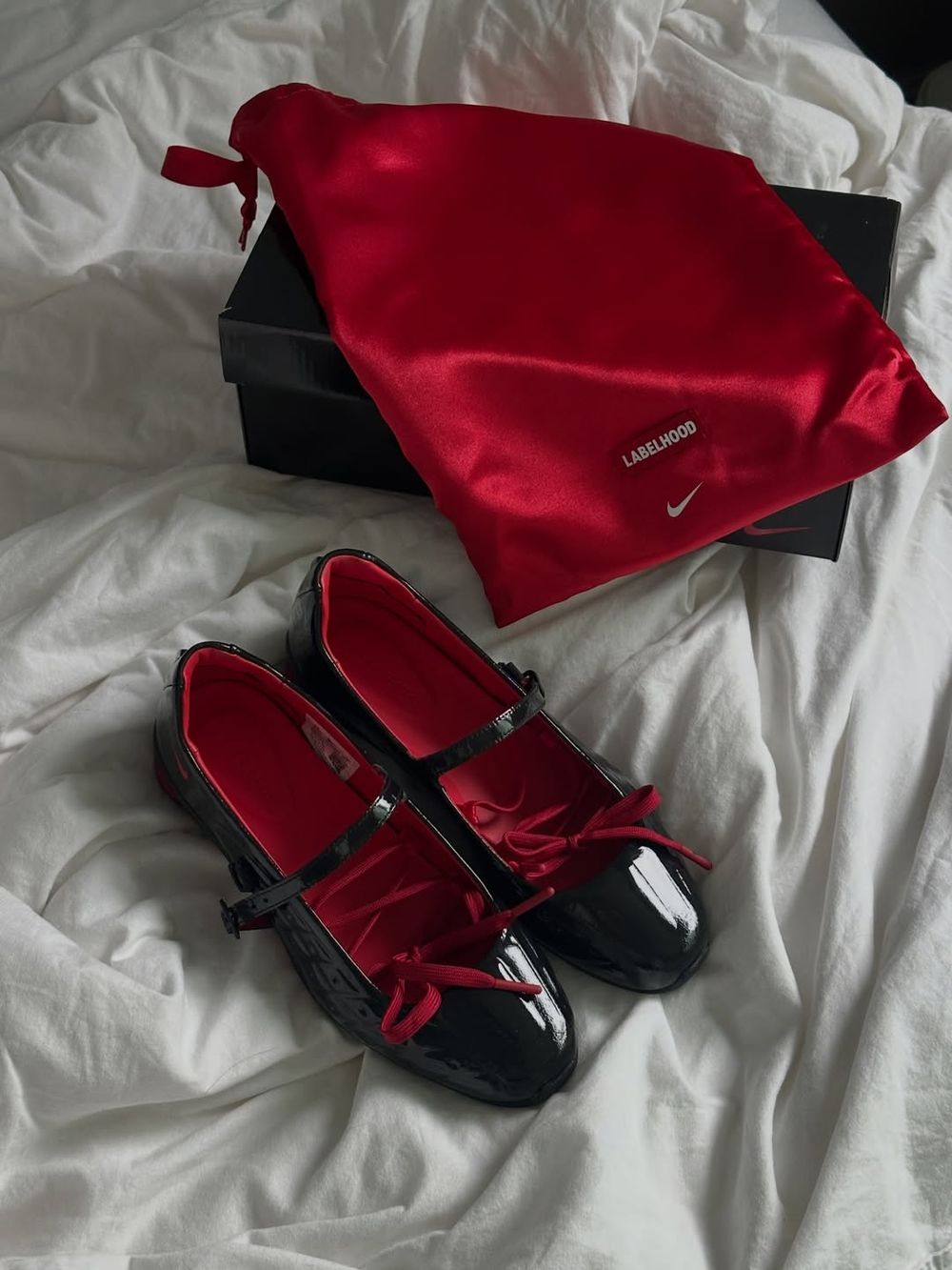 不敢相信這是Nike！最新聯名「漆皮瑪莉珍」紅黑配、交叉蝴蝶結漂亮到爆、根本女孩本命鞋！-3