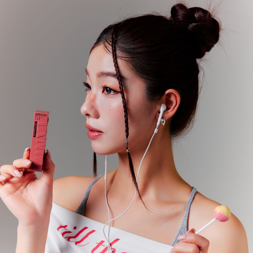 2026最潮美妝跨界聯名！媚比琳攜手Converse打造鎖吻棒「加速心動紅」限量色，指定門市消費就能獲得、趕快來蒐集！-7