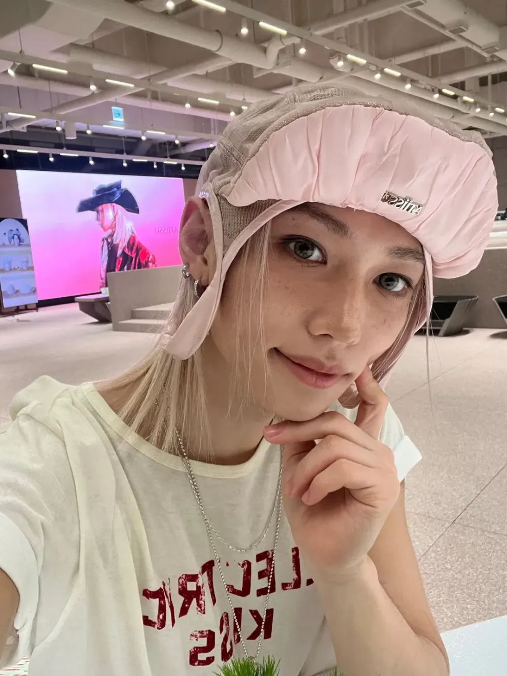 史上最稱職代言人？Felix狂曬四十張Atiissu帥照！粉色「牡蠣寶寶帽」可愛瘋、STAY們存圖存到手軟-2