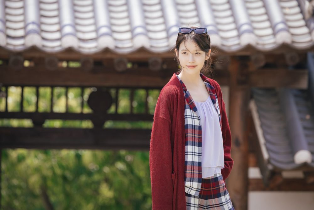 原來《21世紀大君夫人》IU最愛鞋是它！劇中連換三雙「Crocs洞洞鞋」厚底高跟穿出兩百公分氣場！-6