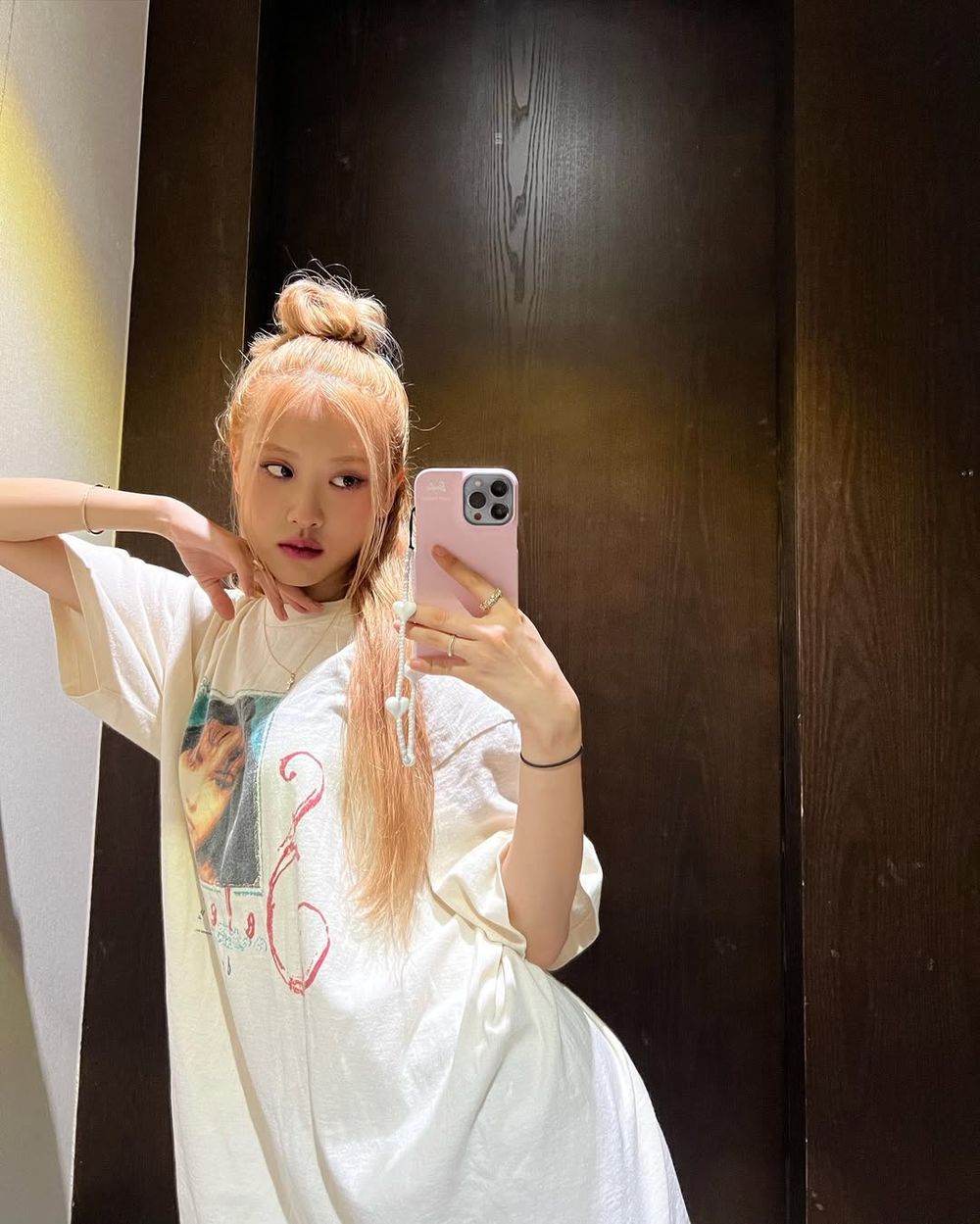 夏天T恤怎麼穿？5招「不無聊穿搭技巧」學起來！短版衣櫃必備、原來滾邊是今年關鍵字！-7