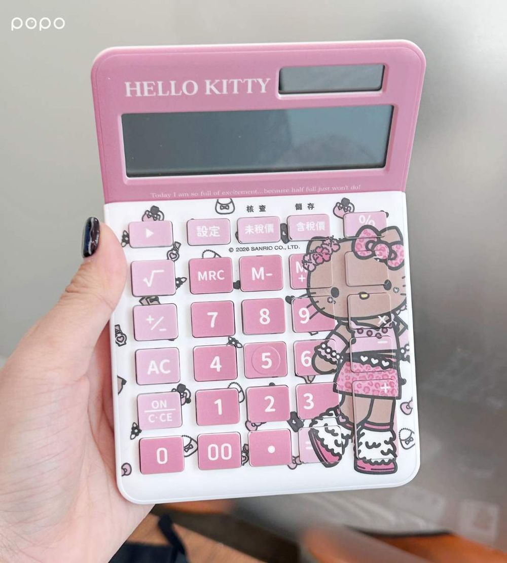 長腿Hello Kitty在7-11！超可愛70公分曬黑Kitty絨毛玩偶、豹紋凱蒂貓飲料提袋」免飛日本就能買！-11