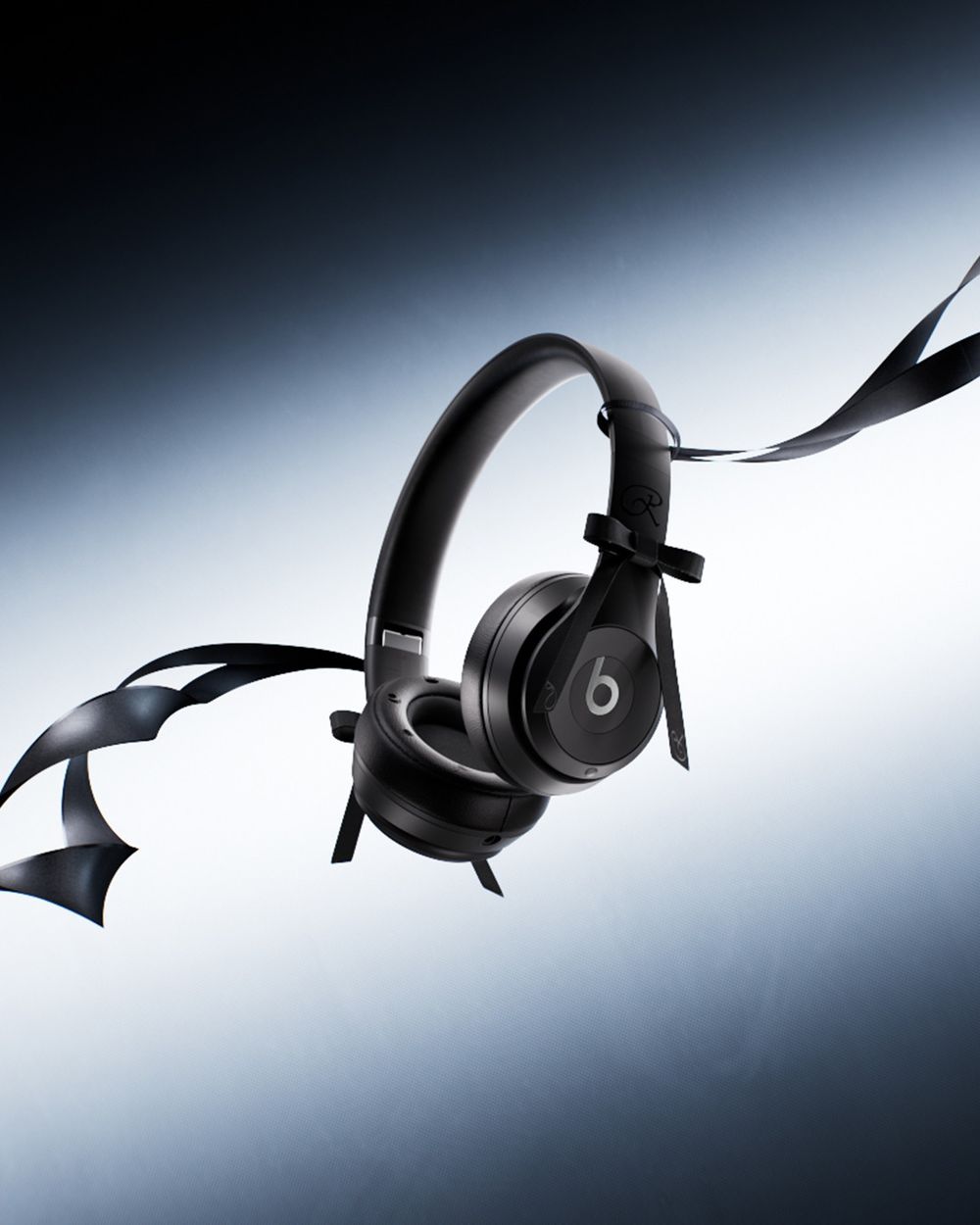金珍妮又來搶錢！最新Beats聯名「暗黑蝴蝶結頭戴式耳機」美翻天、台灣開賣日期&價格一次看！-6