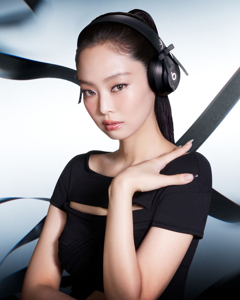 金珍妮又來搶錢！最新Beats聯名「暗黑蝴蝶結頭戴式耳機」美翻天、台灣開賣日期&價格一次看！-7