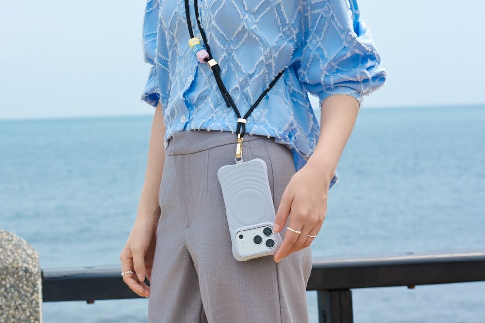 韓星狂愛CASETiFY水波紋手機殼再出新色！最新「柔霧藍＋水仙花支架」太夢幻、根本仙氣爆表組合！-13