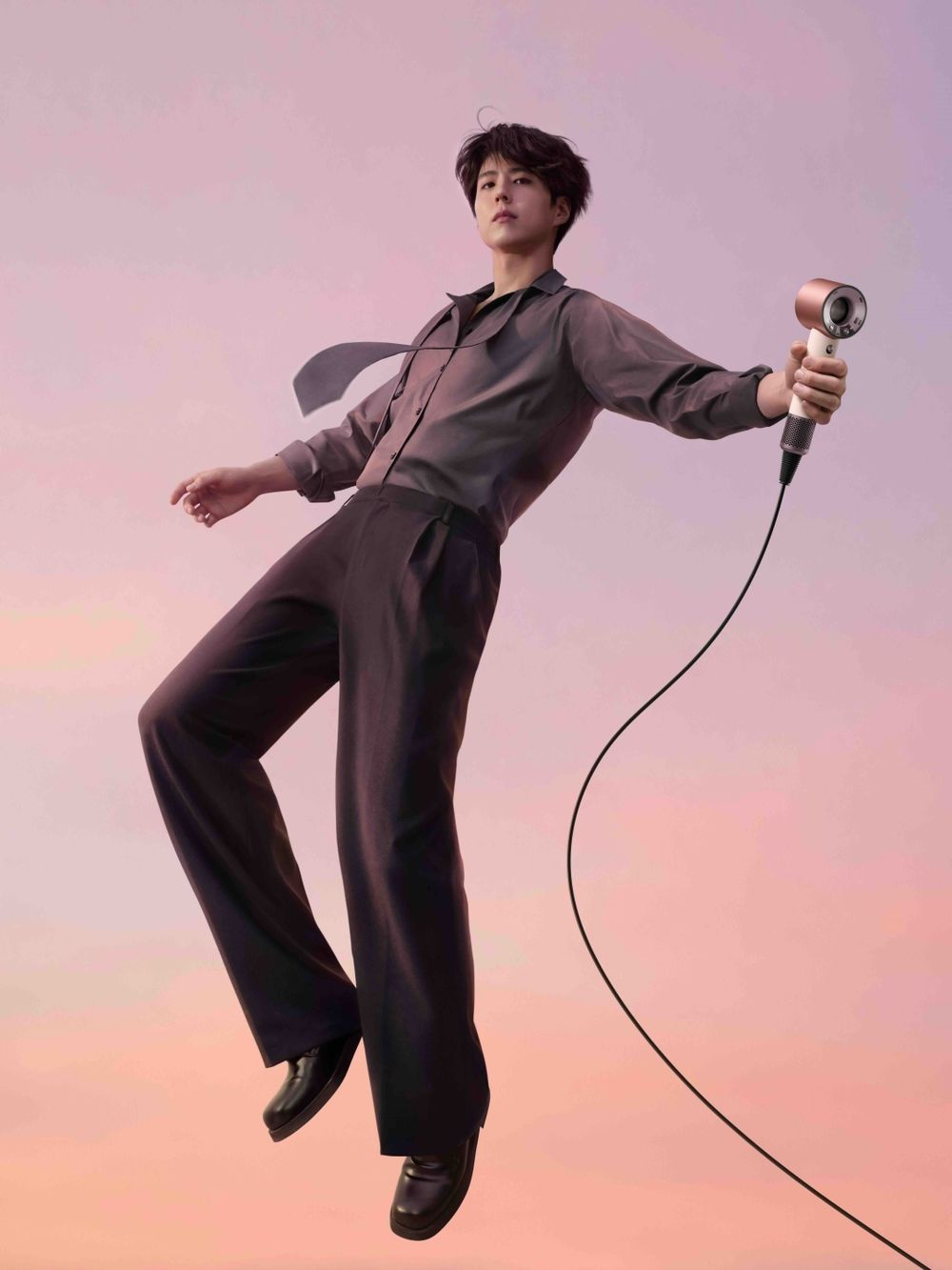 Dyson太懂找品牌大使！朴寶劍＆張員瑛夢幻同框首爾快閃店，搶先體驗全新「隨行吹風機」，必買亮點快筆記！-2