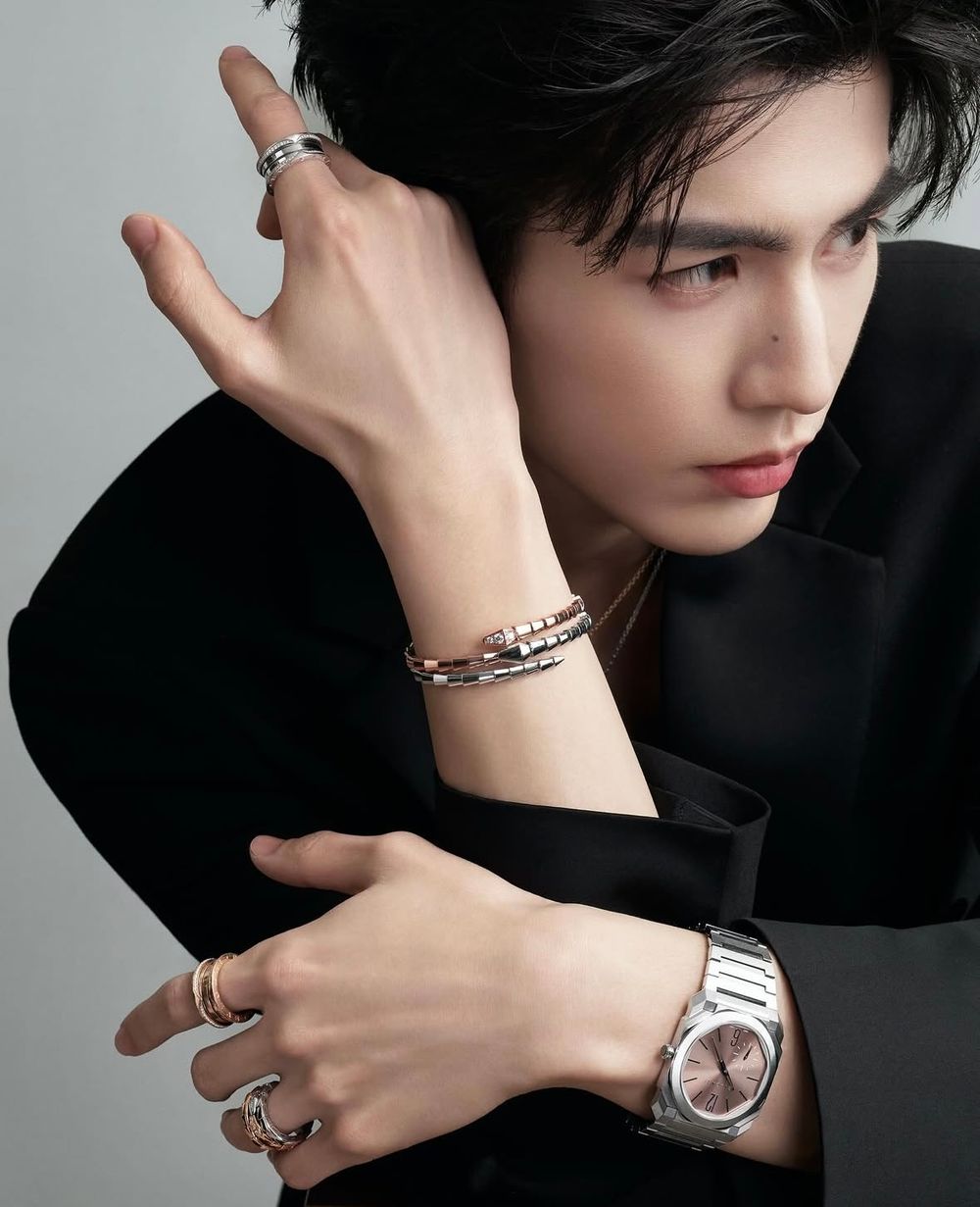 「痣」命吸引力！盤點7位「臉上痣」最撩人男星！夫婿張凌赫鼻側痣超誘人，BTS金泰亨的痣都是完美裝飾！-3