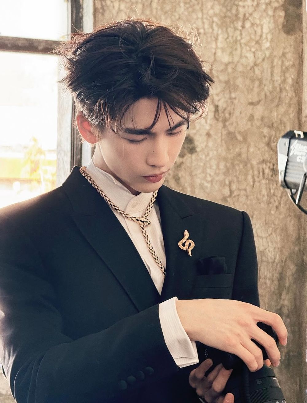 「痣」命吸引力！盤點7位「臉上痣」最撩人男星！夫婿張凌赫鼻側痣超誘人，BTS金泰亨的痣都是完美裝飾！-2