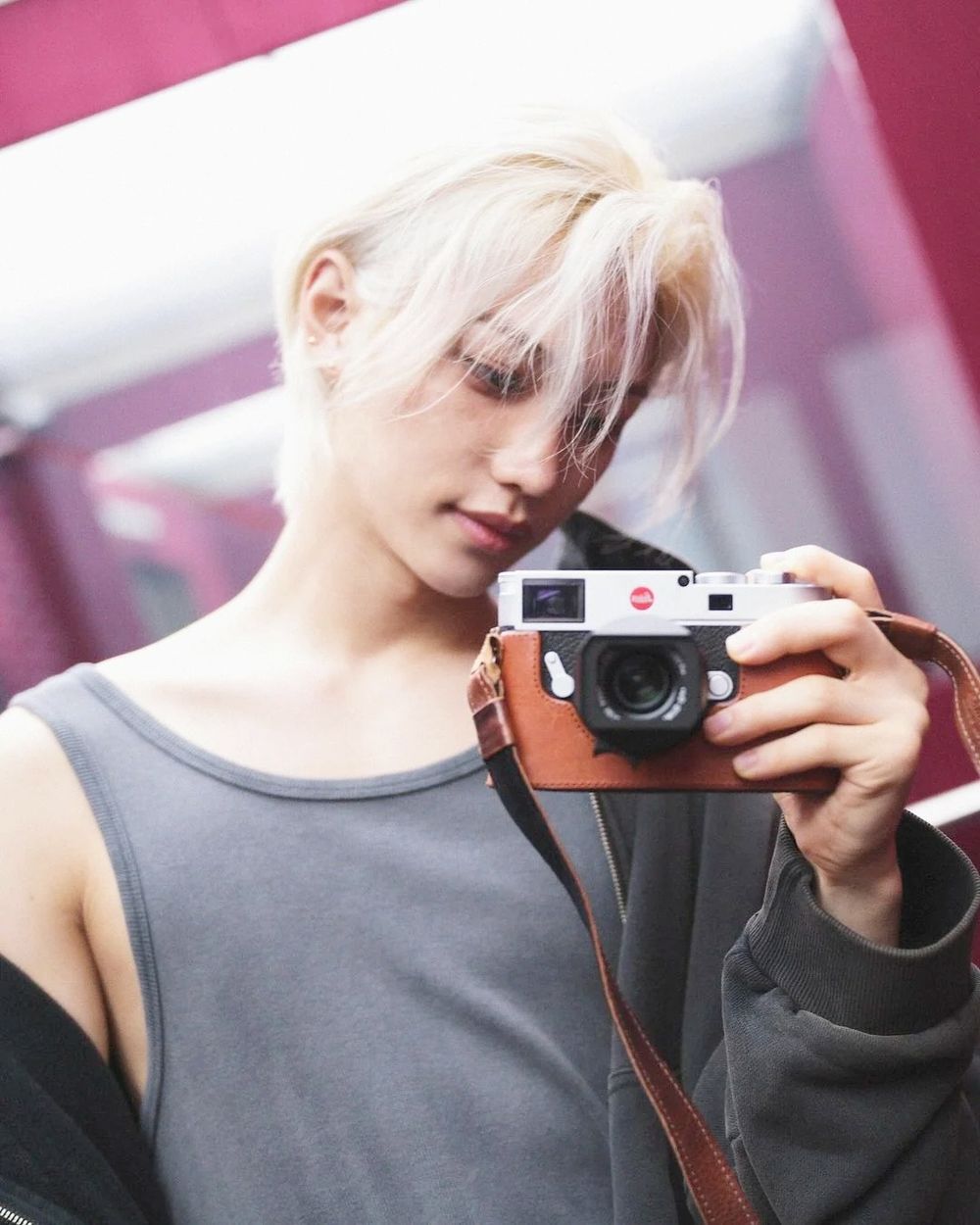 Stray Kids同款相機盤點！Felix最愛徠卡「這台」、Leeknow拿富士相機在米蘭狂拍帥照！-4