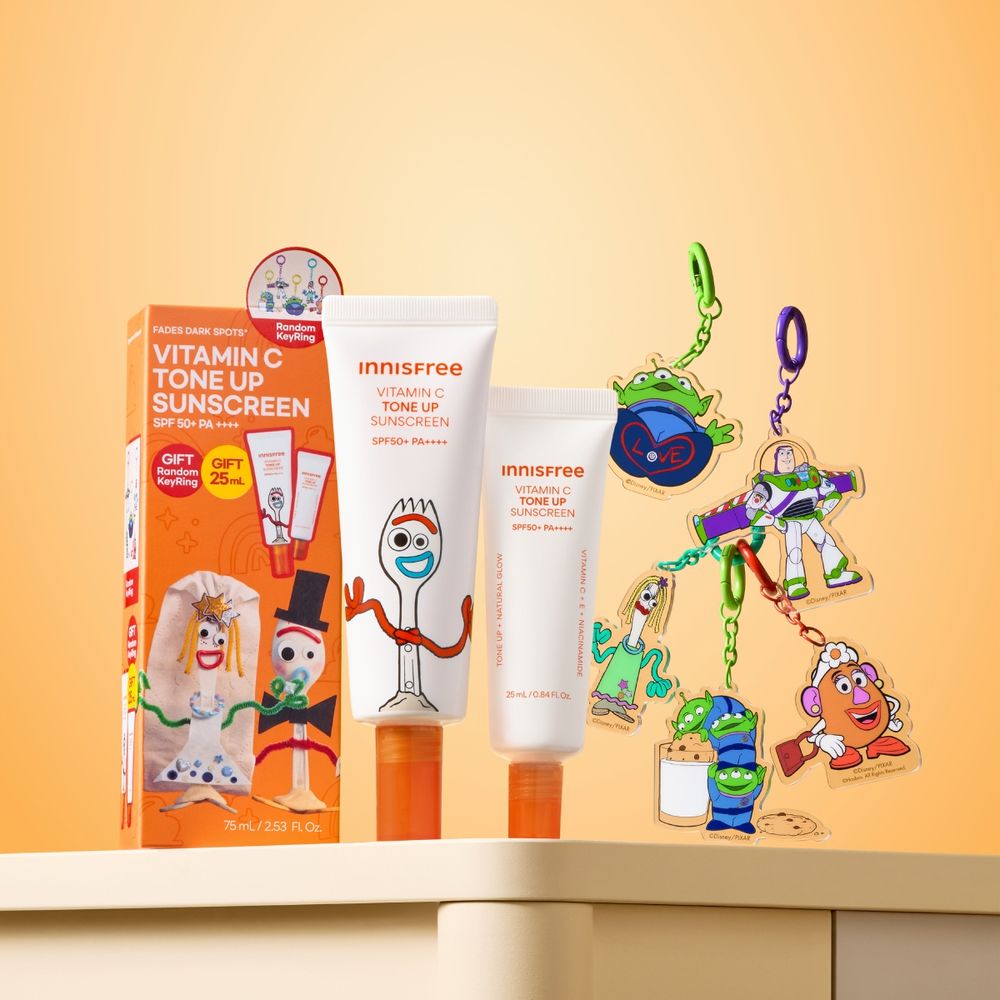 2026最萌美妝聯名！INNISFREE攜手《玩具總動員5》，三眼怪、翠絲變身人氣精華、彈簧狗蜜粉可愛瘋，整套都想收藏！-5