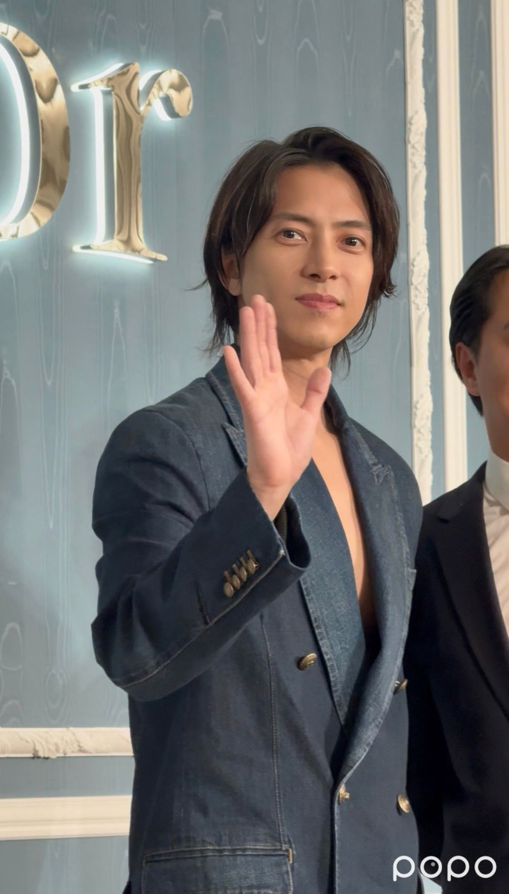 日本男神「山下智久」真的來了！降臨DIOR台北101活動！深V牛仔外套開到極限、胸肌線條太養眼！-7