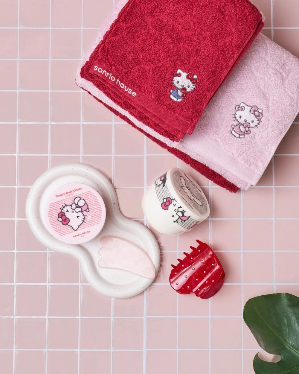 三麗鷗聯名貼膚香氣直接封神！「棉花糖抱抱香＋花果糖果香」太犯規，KITTY護手霜吊飾、大耳狗髮香噴霧全被問爆！-6
