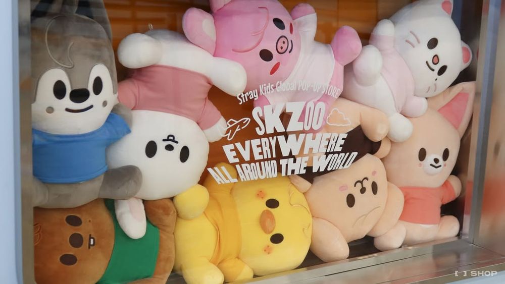 Stray Kids SKZOO快閃店來了！超可愛「鉉辰泰迪熊小貂吊飾、飯捲Felix小雞玩偶」全都要買！-1
