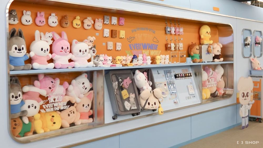 Stray Kids SKZOO快閃店來了！超可愛「鉉辰泰迪熊小貂吊飾、飯捲Felix小雞玩偶」全都要買！-15