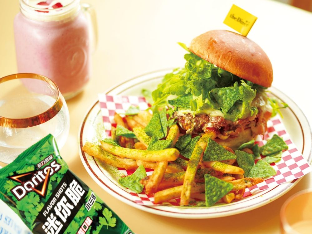 大心&樂子「香菜祭」限定新菜來了！「香菜椒麻雞拌麵、厚培根香菜沙拉」太欠吃，還能抽不限航點來回機票！-5