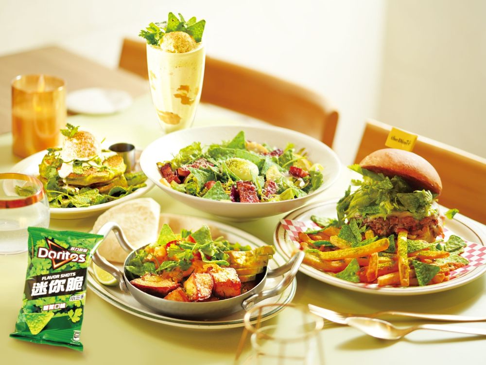 大心&樂子「香菜祭」限定新菜來了！「香菜椒麻雞拌麵、厚培根香菜沙拉」太欠吃，還能抽不限航點來回機票！-4