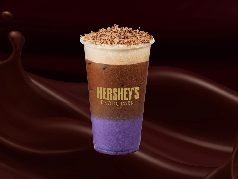 東區超夯手搖ODD ONE OUT跟HERSHEY'S聯名了！「黑巧紅石榴鮮奶茶、藍莓可可奶蓋」都想喝！-2