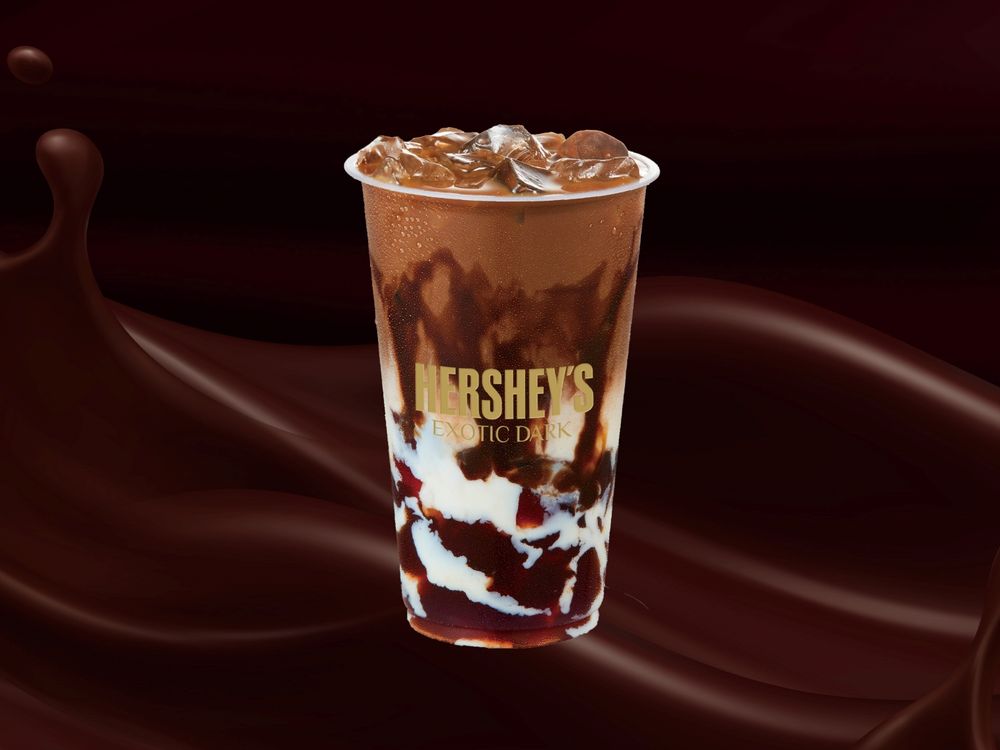 東區超夯手搖ODD ONE OUT跟HERSHEY'S聯名了！「黑巧紅石榴鮮奶茶、藍莓可可奶蓋」都想喝！-3