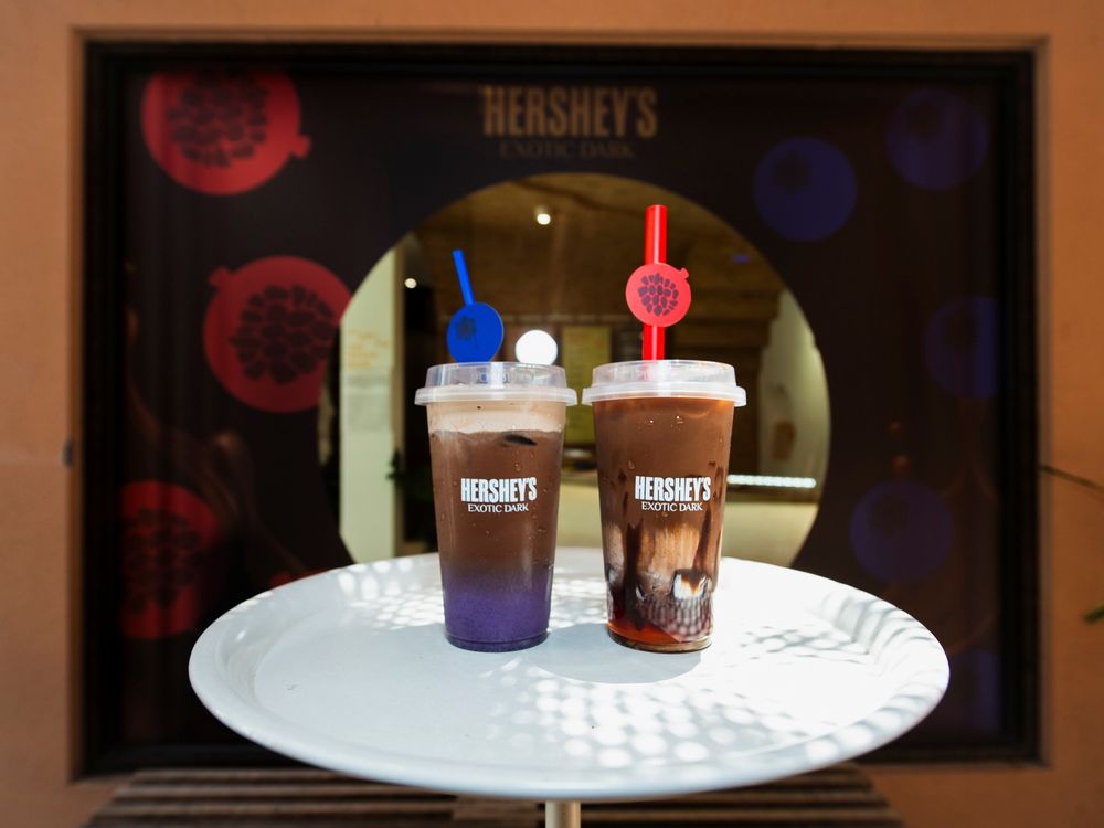 東區超夯手搖ODD ONE OUT跟HERSHEY'S聯名了！「黑巧紅石榴鮮奶茶、藍莓可可奶蓋」都想喝！-6