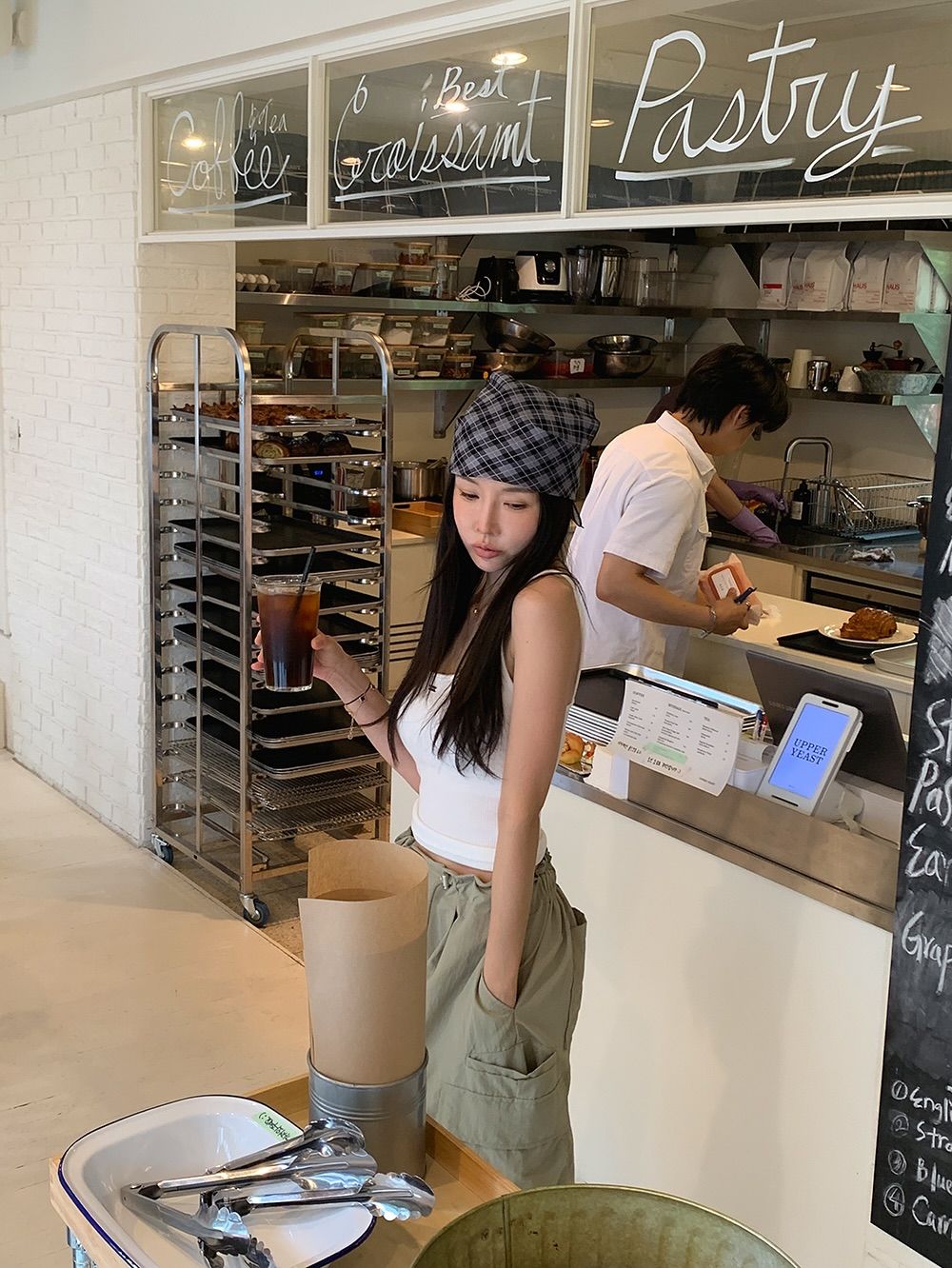 天氣變熱這樣穿！韓妞私藏6招「無袖背心」夏天穿搭！必掌握「背心疊穿」、連韓星都這樣搭！-8