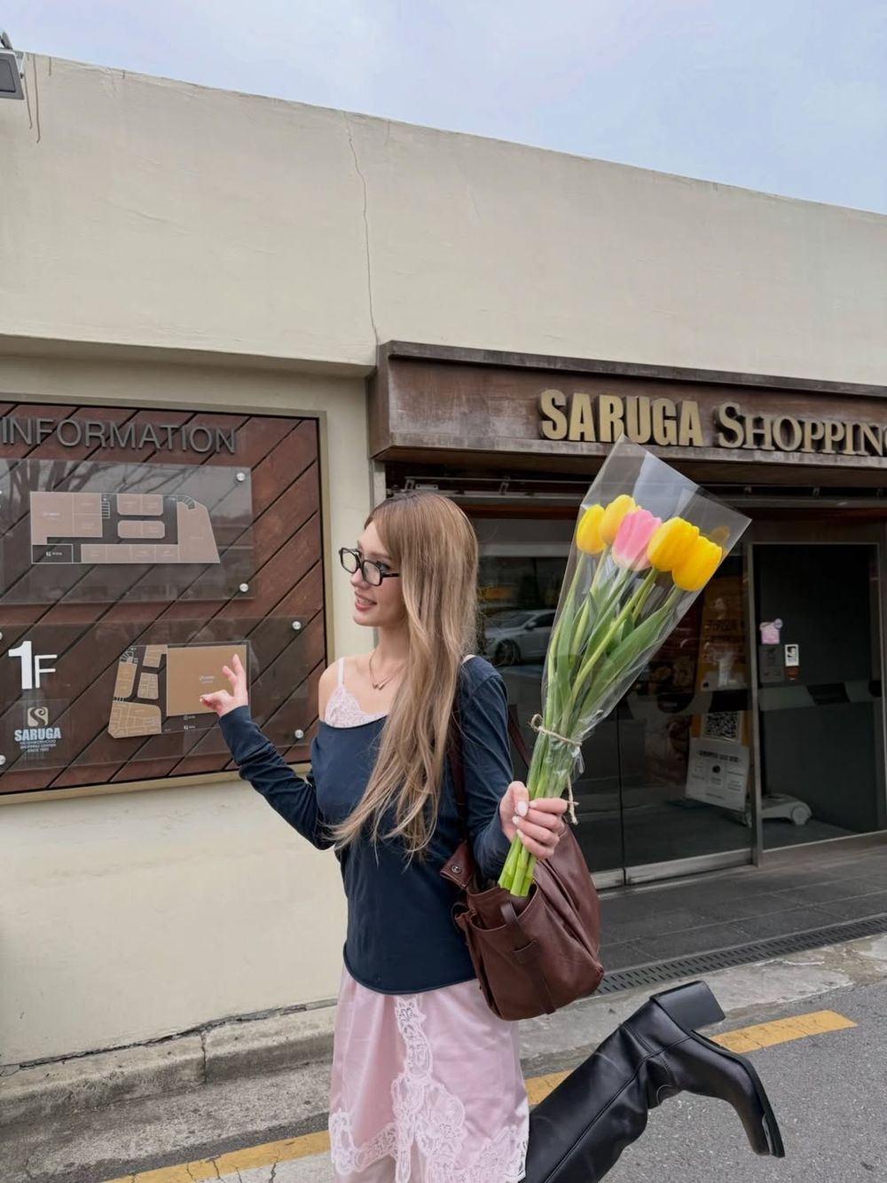 天氣變熱這樣穿！韓妞私藏6招「無袖背心」夏天穿搭！必掌握「背心疊穿」、連韓星都這樣搭！-11