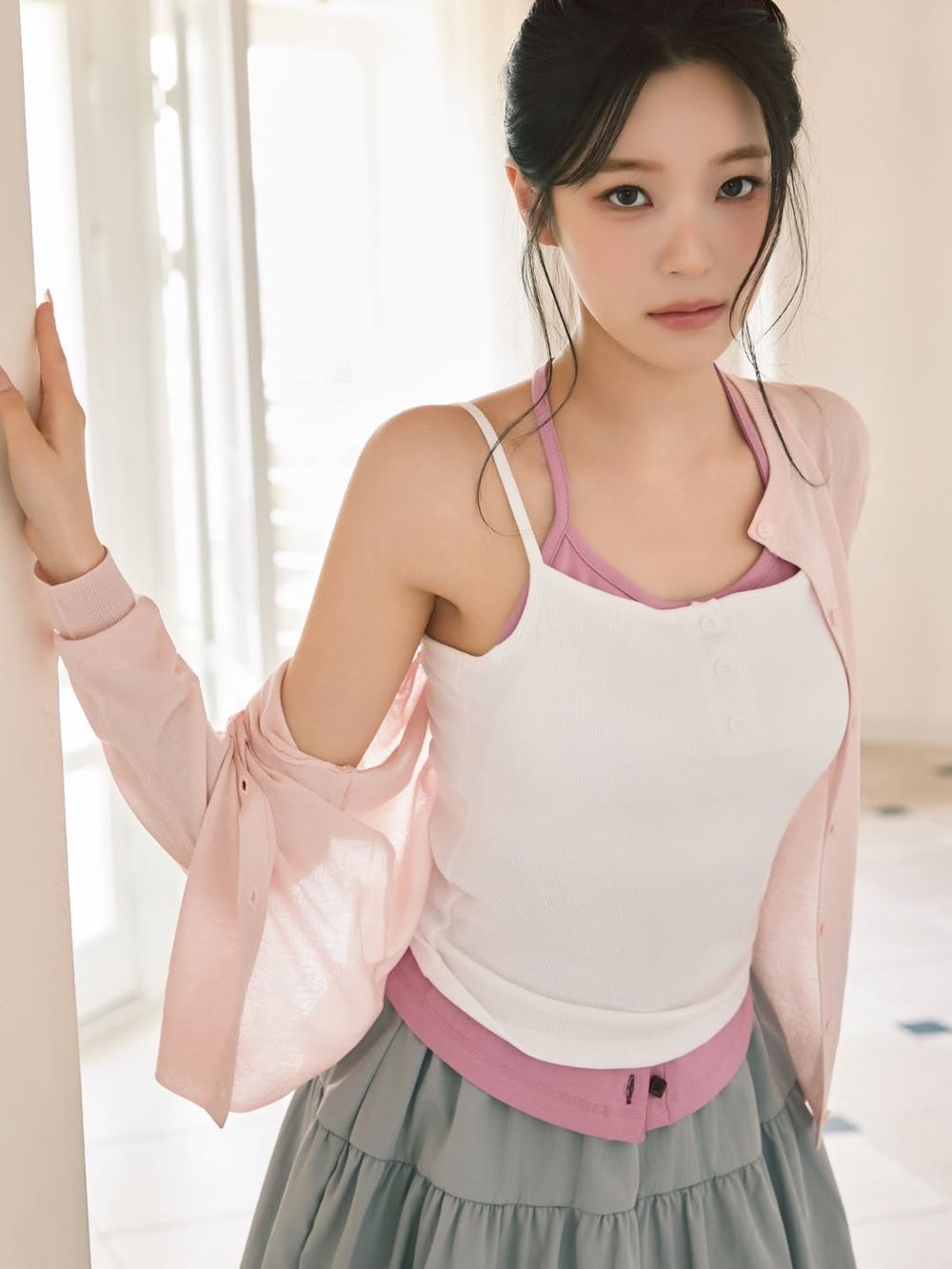 天氣變熱這樣穿！韓妞私藏6招「無袖背心」夏天穿搭！必掌握「背心疊穿」、連韓星都這樣搭！-14