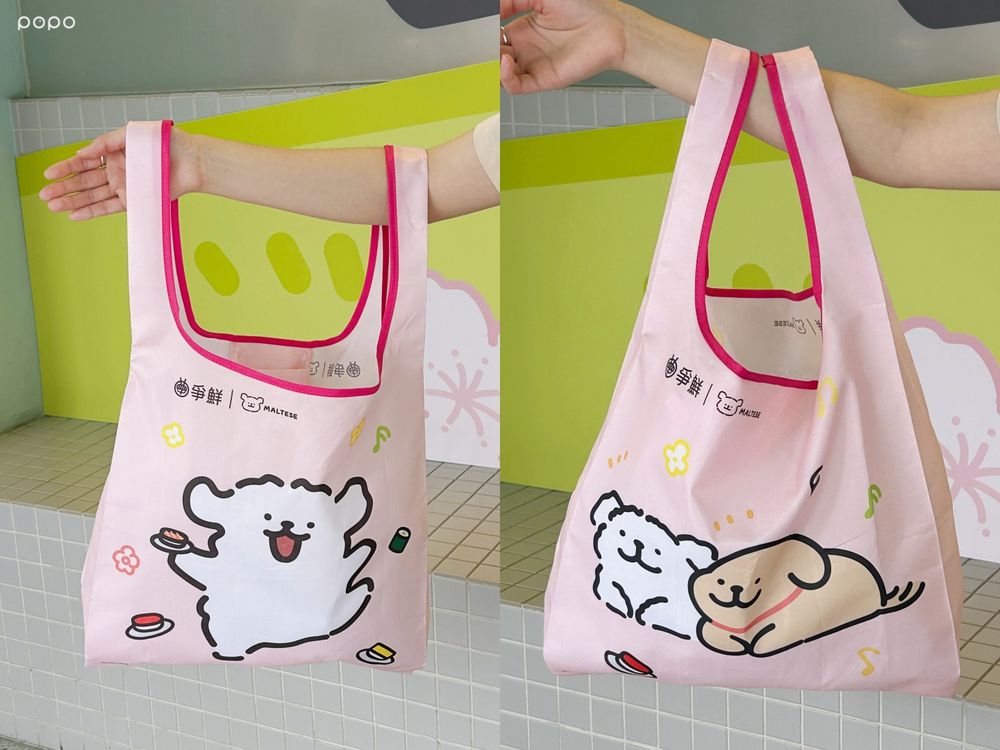 爭鮮跟線條小狗聯名啦！萌翻「鮮蝦壽司小金毛吊飾、Maltese茶碗蒸購物袋」全都太想要！-2