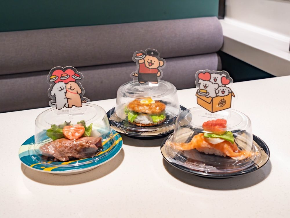 爭鮮跟線條小狗聯名啦！萌翻「鮮蝦壽司小金毛吊飾、Maltese茶碗蒸購物袋」全都太想要！-6