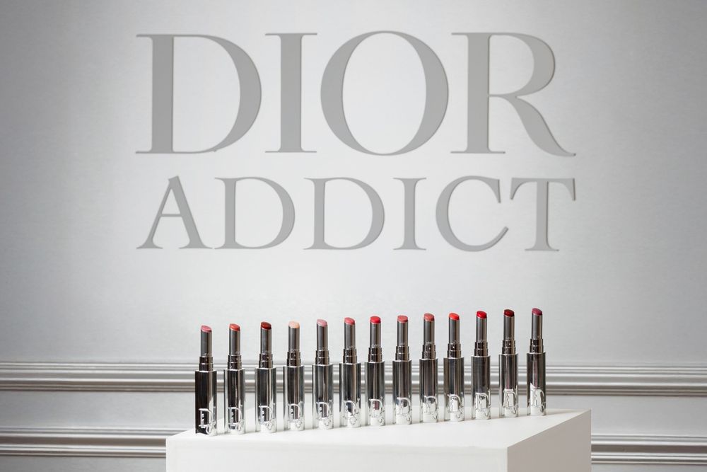 全網暴動迪奧水光唇膏開賣！JISOO同款初戀裸粉唇搭配蝴蝶結、玫瑰、丹寧限量高訂外殼，官網開賣秒售光！-11