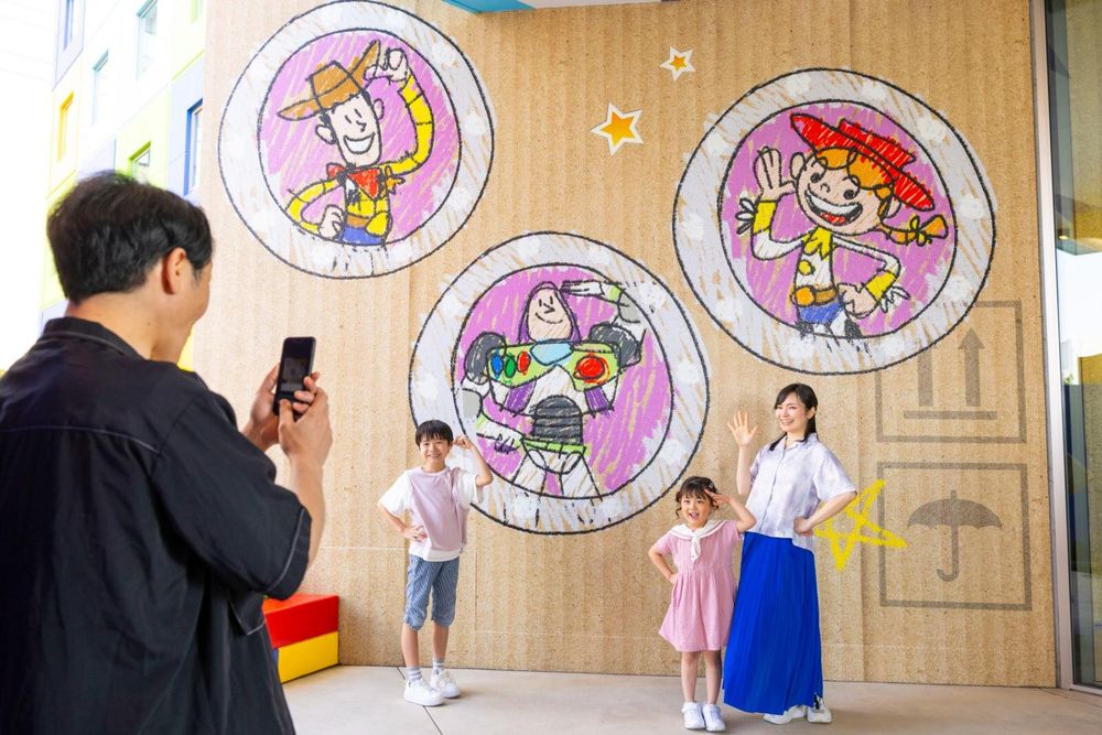 東京迪士尼最新《玩具總動員5》園區來了！50隻巴斯光年太好拍、還有限定「胡迪米妮髮箍」要買！-7