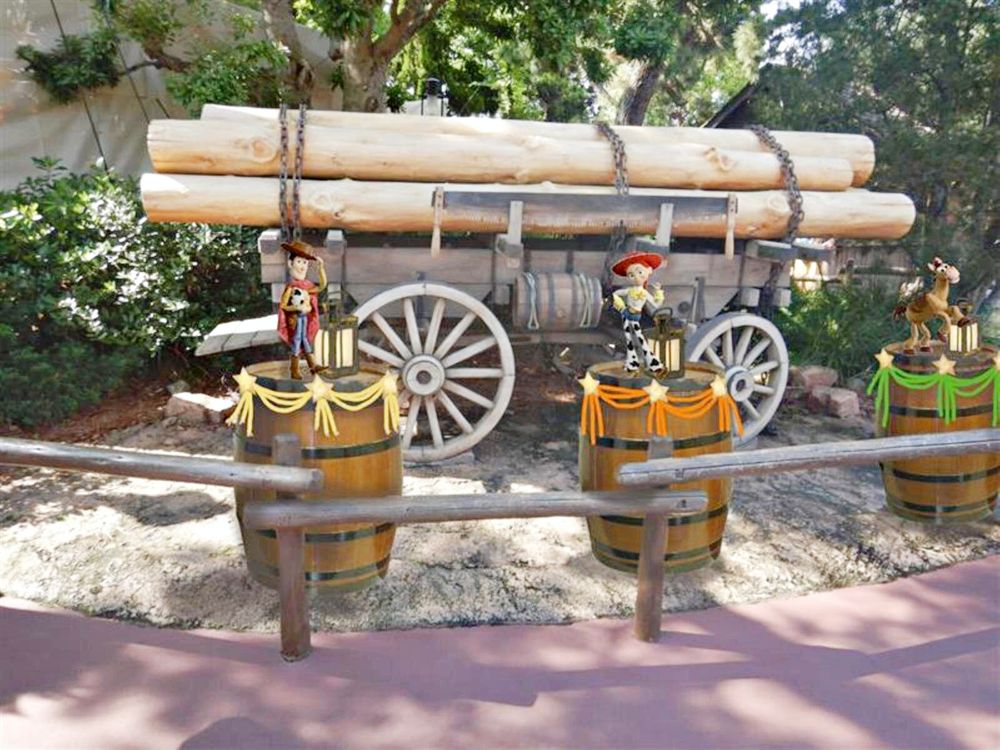 東京迪士尼最新《玩具總動員5》園區來了！50隻巴斯光年太好拍、還有限定「胡迪米妮髮箍」要買！-10