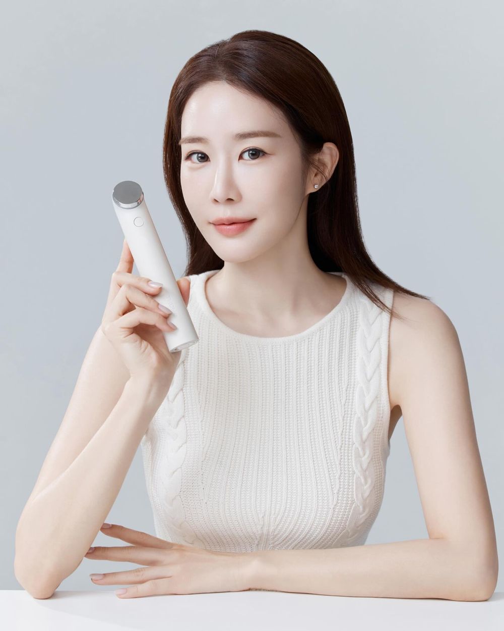 韓女醫美後、日常保養都必用！THOME官宣Kazuha新代言，專為20世代設計「好膚質」美容儀，痘痘肌、妝前都能用！-8