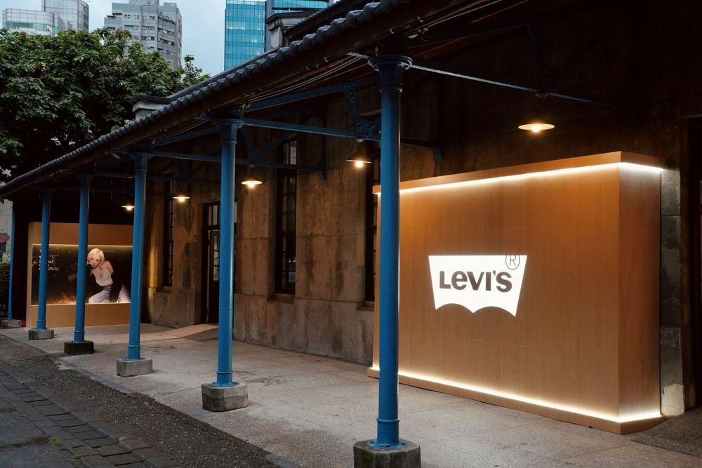快衝去拍照！Levi's把Rosé廣告場景帶來台北了！「缺貨牛仔褲、 爆款蕾絲上衣」這裡也買得到！-15