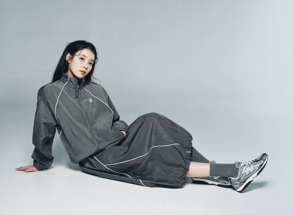 「大君夫人」穿什麼都好看！NB又幫IU拍超美形象照！2026 Grey Days質感灰必買球鞋一次看！-2