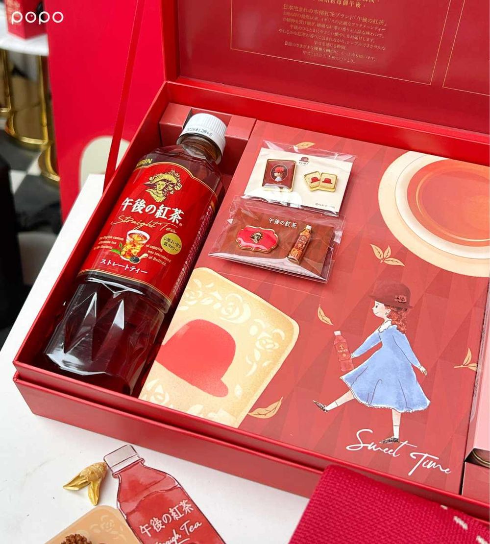 午後の紅茶跟紅帽子聯名了！限定餅乾禮盒+紅茶+小徽章可愛翻、快閃店打卡再抽超美周邊小物！-2