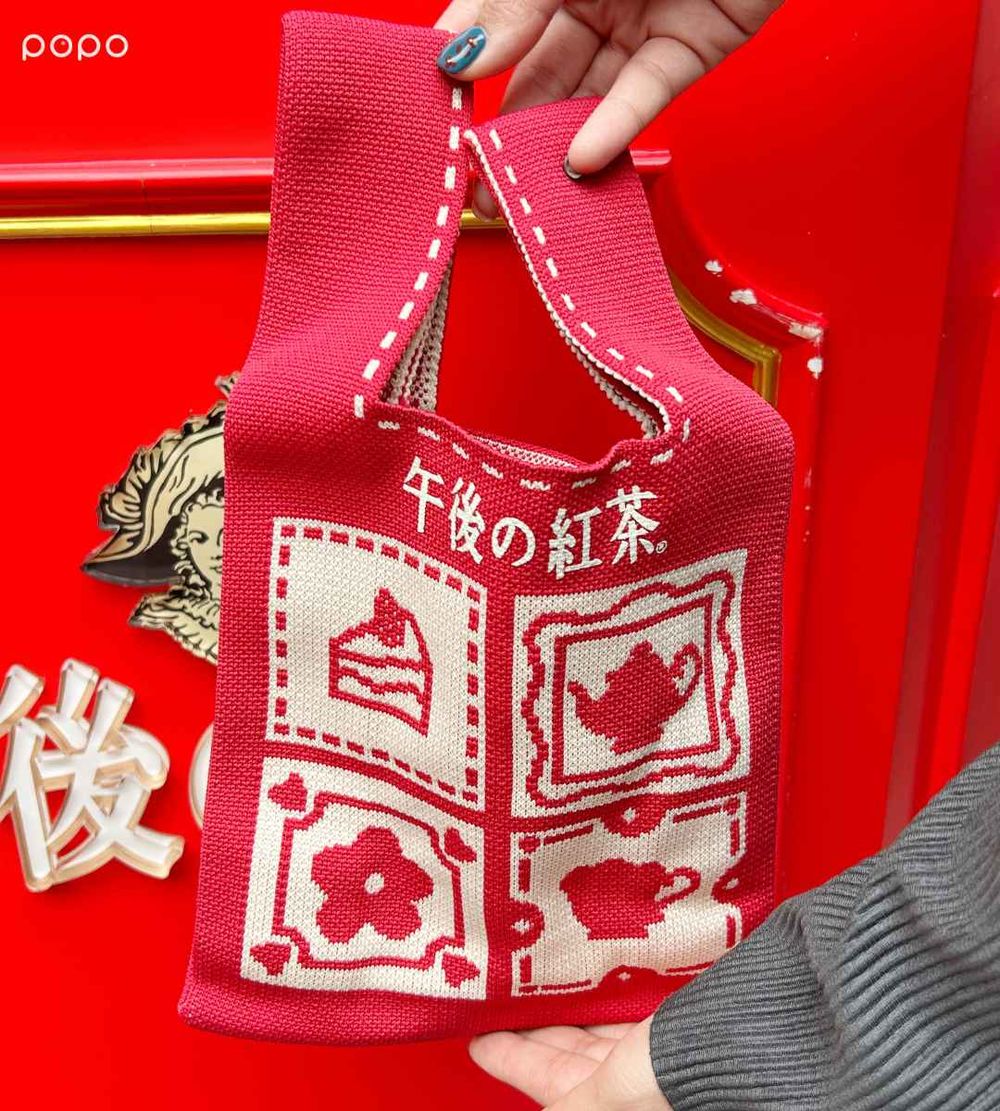 午後の紅茶跟紅帽子聯名了！限定餅乾禮盒+紅茶+小徽章可愛翻、快閃店打卡再抽超美周邊小物！-7