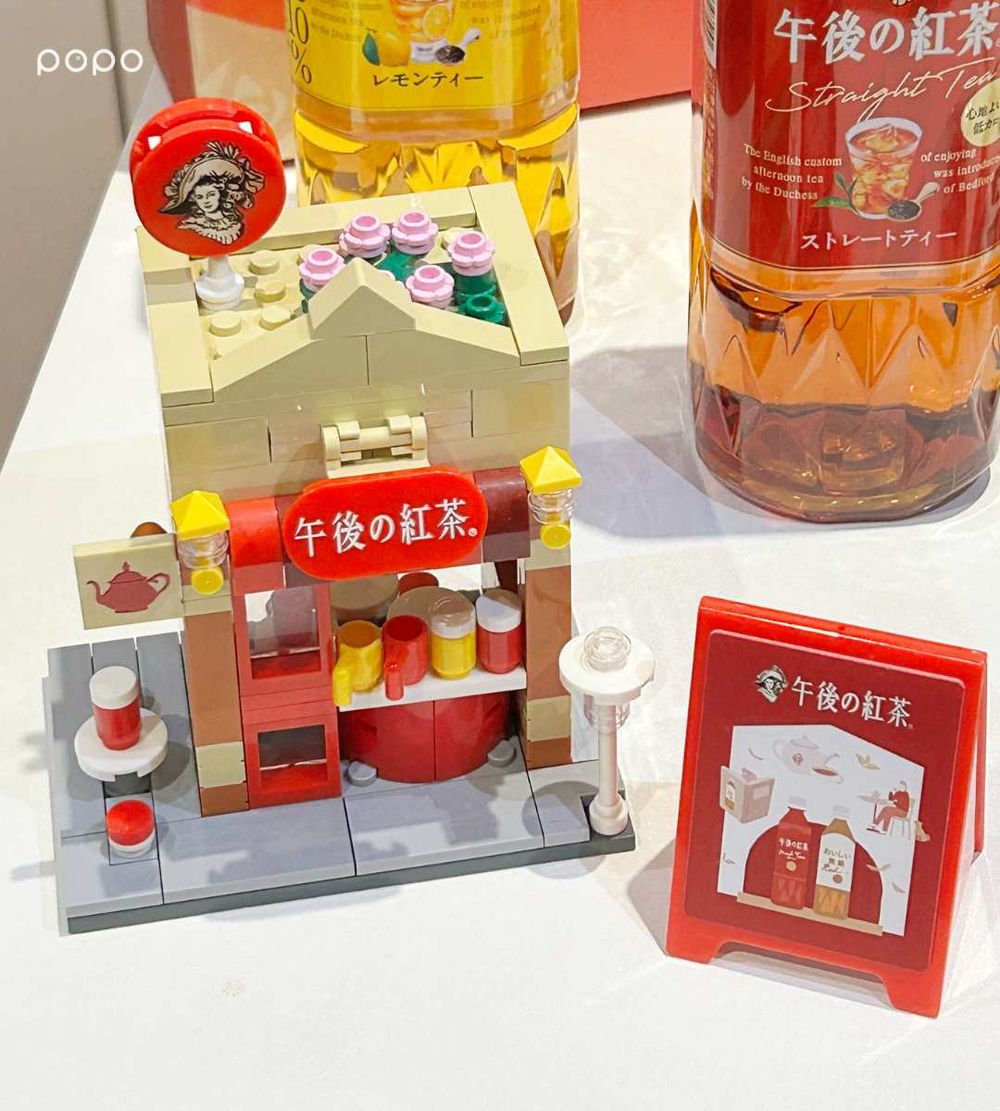 午後の紅茶跟紅帽子聯名了！限定餅乾禮盒+紅茶+小徽章可愛翻、快閃店打卡再抽超美周邊小物！-13