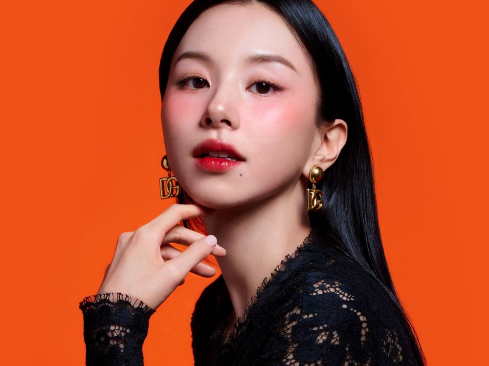 韓星帶貨力再爆！TWICE彩瑛空降DOLCE&GABBANA美妝謬思，果汁水光唇＋紅暈頰彩直接洗版全網！-2
