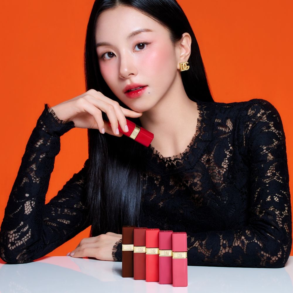 韓星帶貨力再爆！TWICE彩瑛空降DOLCE&GABBANA美妝謬思，果汁水光唇＋紅暈頰彩直接洗版全網！-4