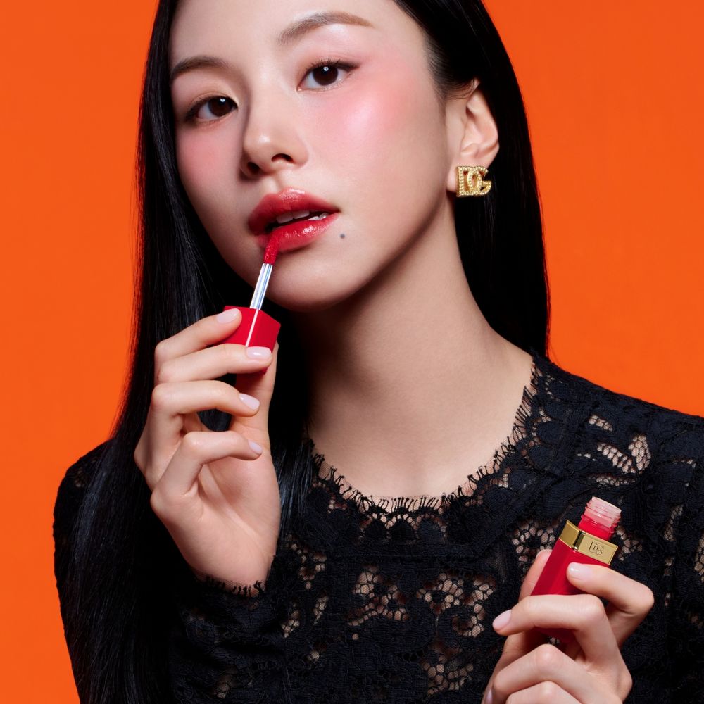 韓星帶貨力再爆！TWICE彩瑛空降DOLCE&GABBANA美妝謬思，果汁水光唇＋紅暈頰彩直接洗版全網！-18