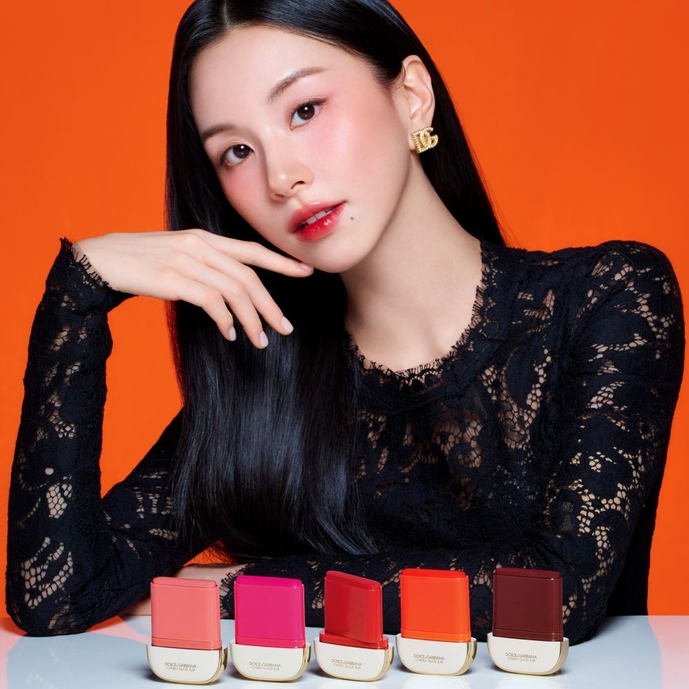 韓星帶貨力再爆！TWICE彩瑛空降DOLCE&GABBANA美妝謬思，果汁水光唇＋紅暈頰彩直接洗版全網！-19