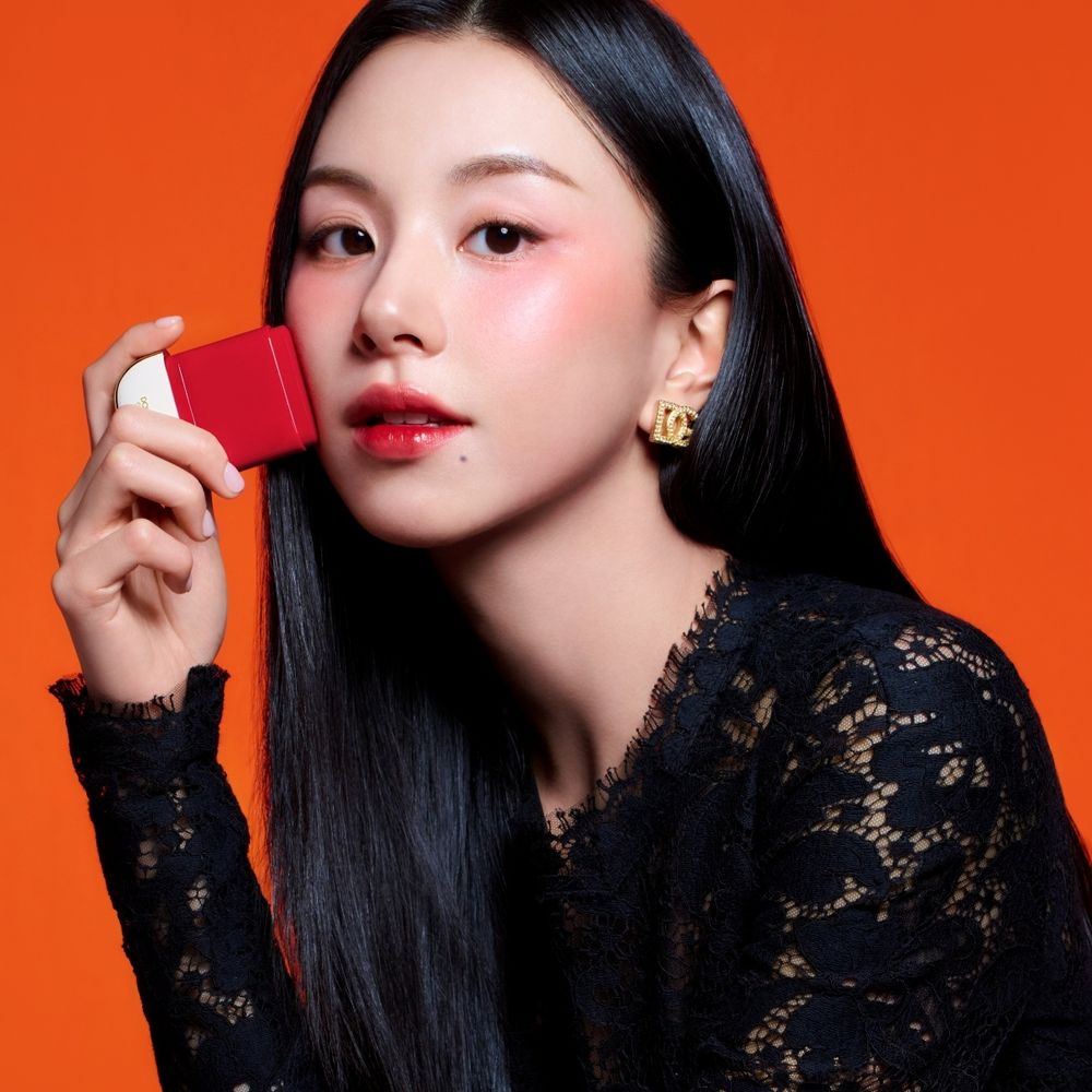 韓星帶貨力再爆！TWICE彩瑛空降DOLCE&GABBANA美妝謬思，果汁水光唇＋紅暈頰彩直接洗版全網！-13