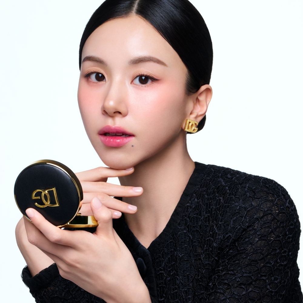 韓星帶貨力再爆！TWICE彩瑛空降DOLCE&GABBANA美妝謬思，果汁水光唇＋紅暈頰彩直接洗版全網！-16