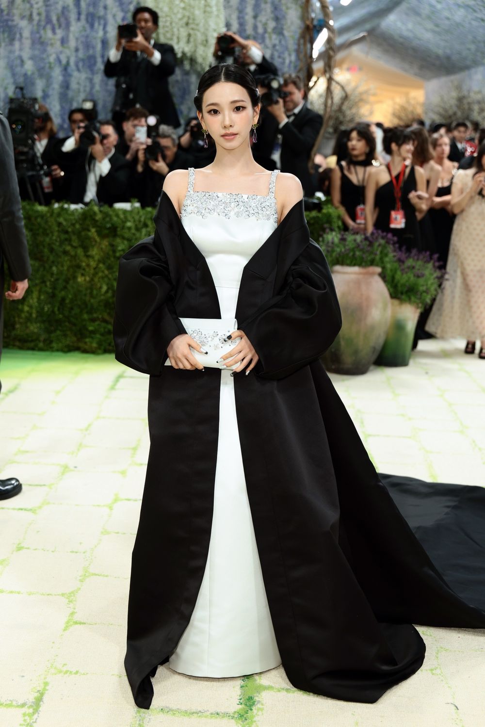 2026 Met Gala「紅毯女神」登場！BLACKPINK四閨女再度同框！Jisoo首秀獲好評、美到以為是花園女神！-10