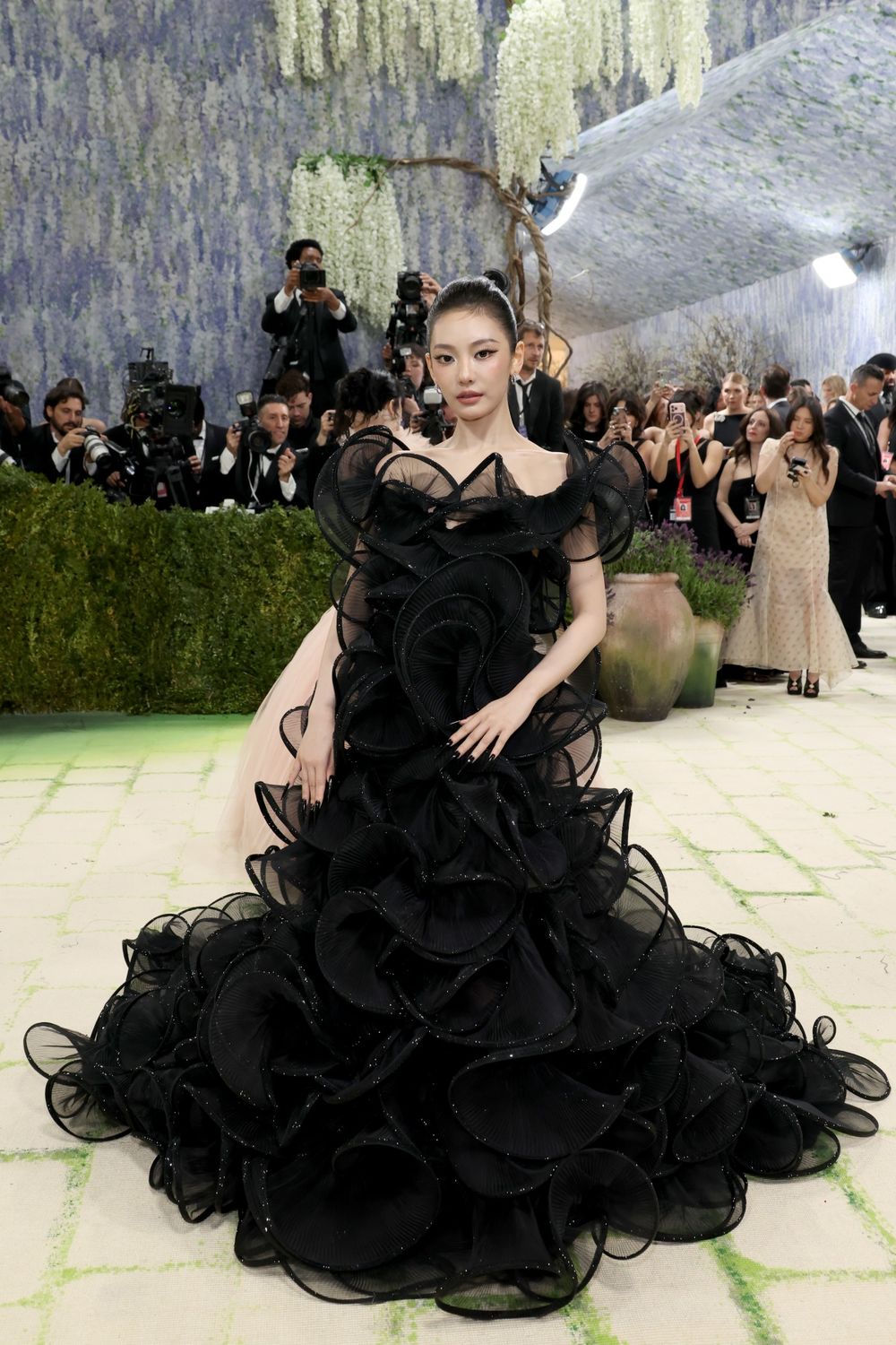 2026 Met Gala「紅毯女神」登場！BLACKPINK四閨女再度同框！Jisoo首秀獲好評、美到以為是花園女神！-11