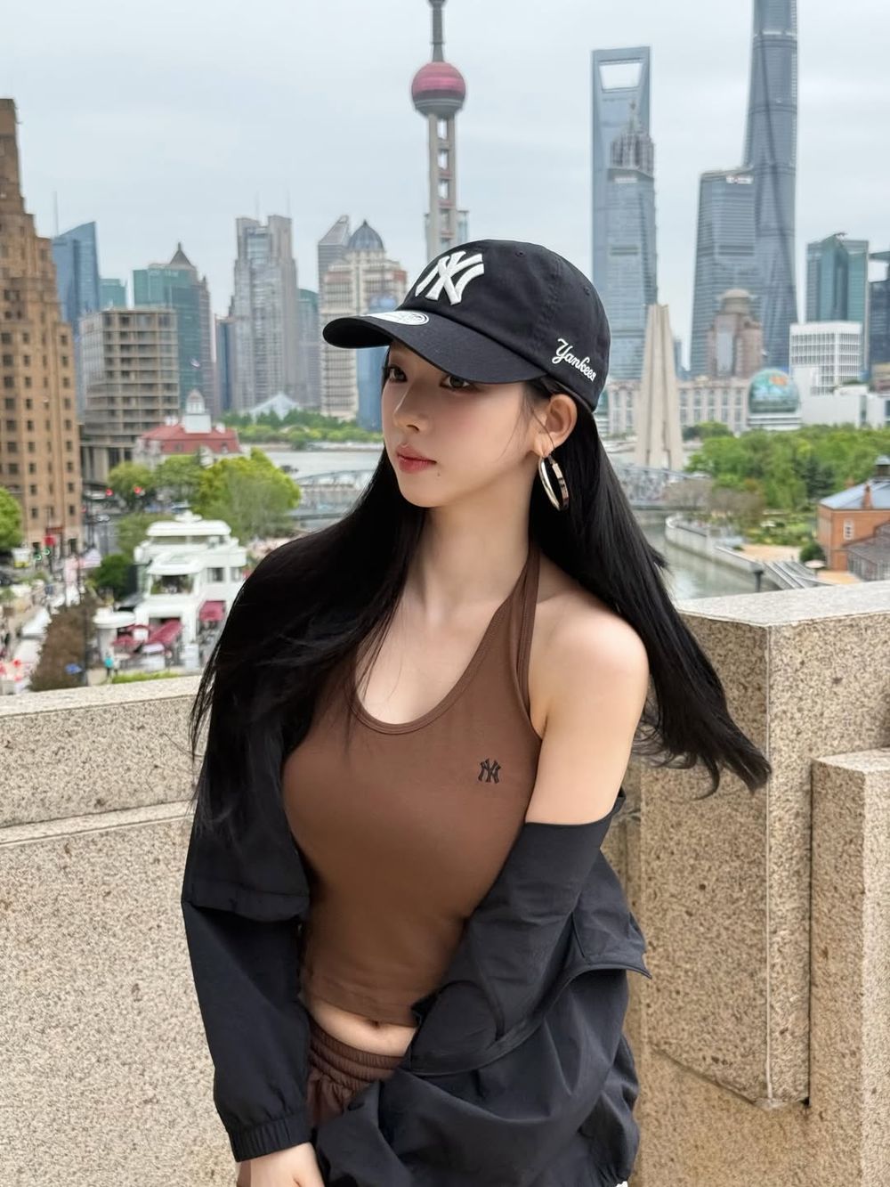 夏天帽子怎麼戴才好看？5招韓妞私藏搭配公式！疊搭墨鏡秒變韓星、這樣戴最顯臉小！-7