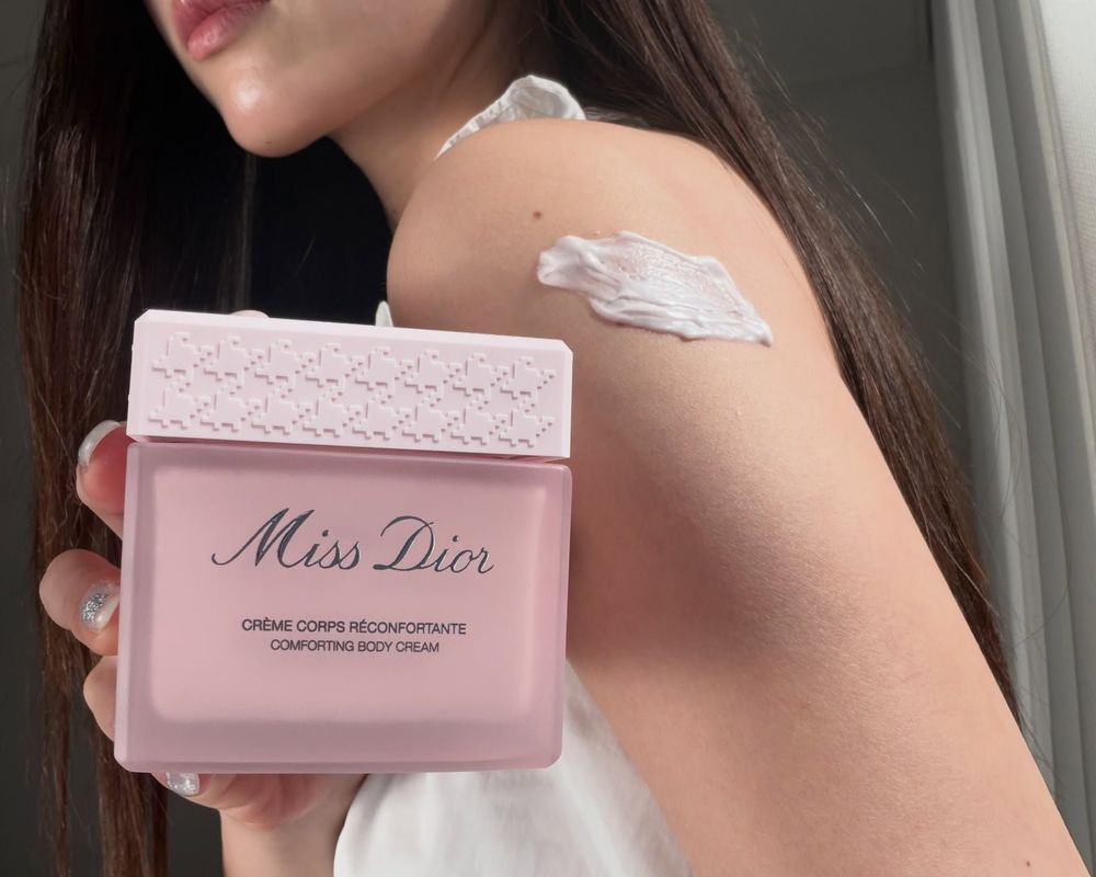 TWICE娜璉私下愛用曝光！MISS DIOR全新「粉紅鵝卵石」護手霜夢幻登場，用奢華格拉斯玫瑰花水養出柔嫩花瓣肌！-8